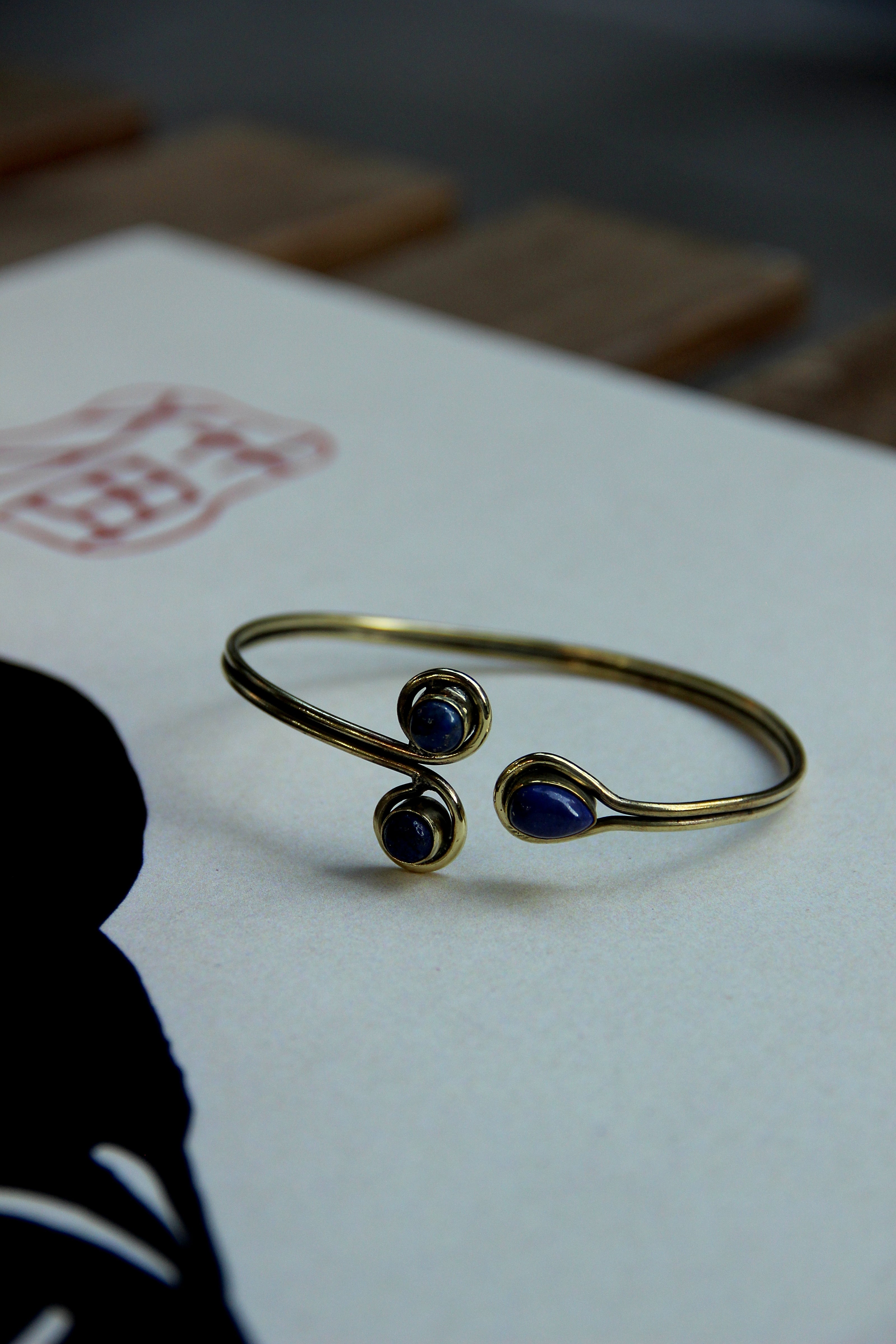 Stunning gold toned brass bracelet (blue stones)