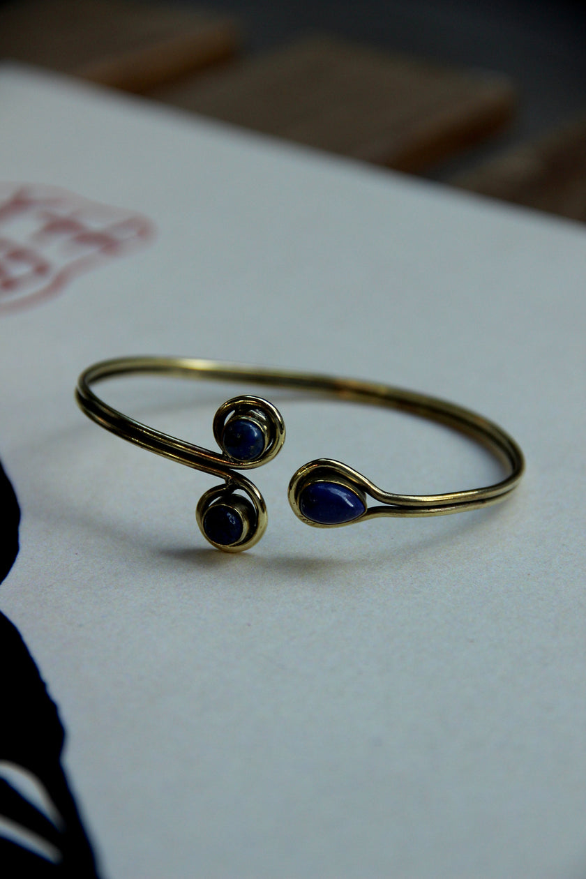 Stunning gold toned brass bracelet (blue stones)