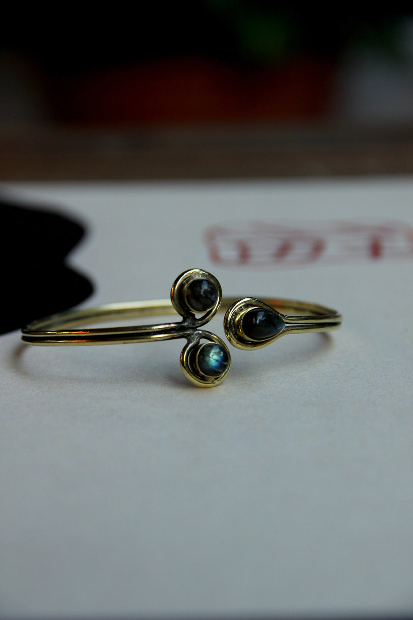 Stunning gold toned brass bracelet (grey stones)