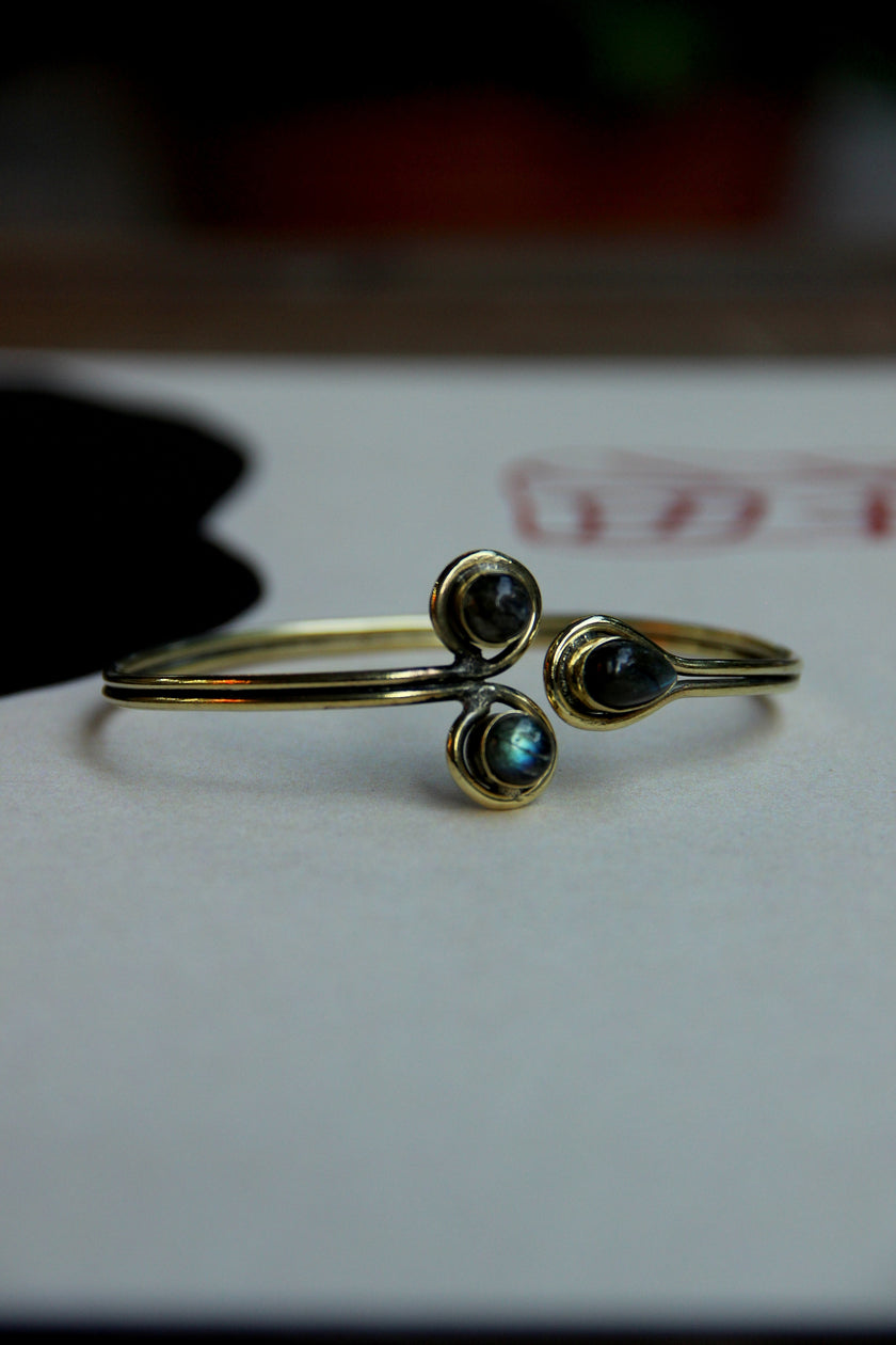 Stunning gold toned brass bracelet (grey stones)