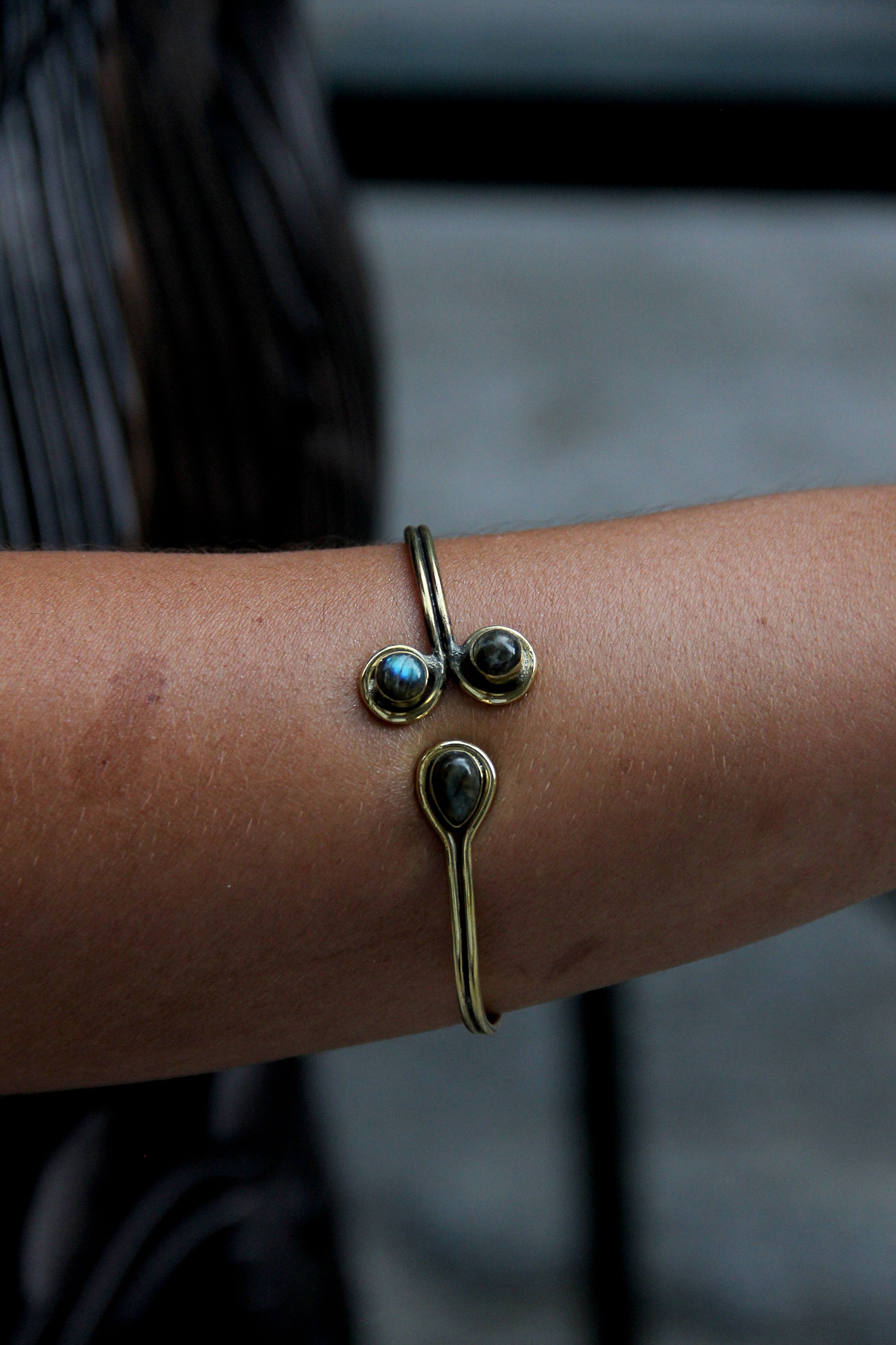 Stunning gold toned brass bracelet (grey stones)