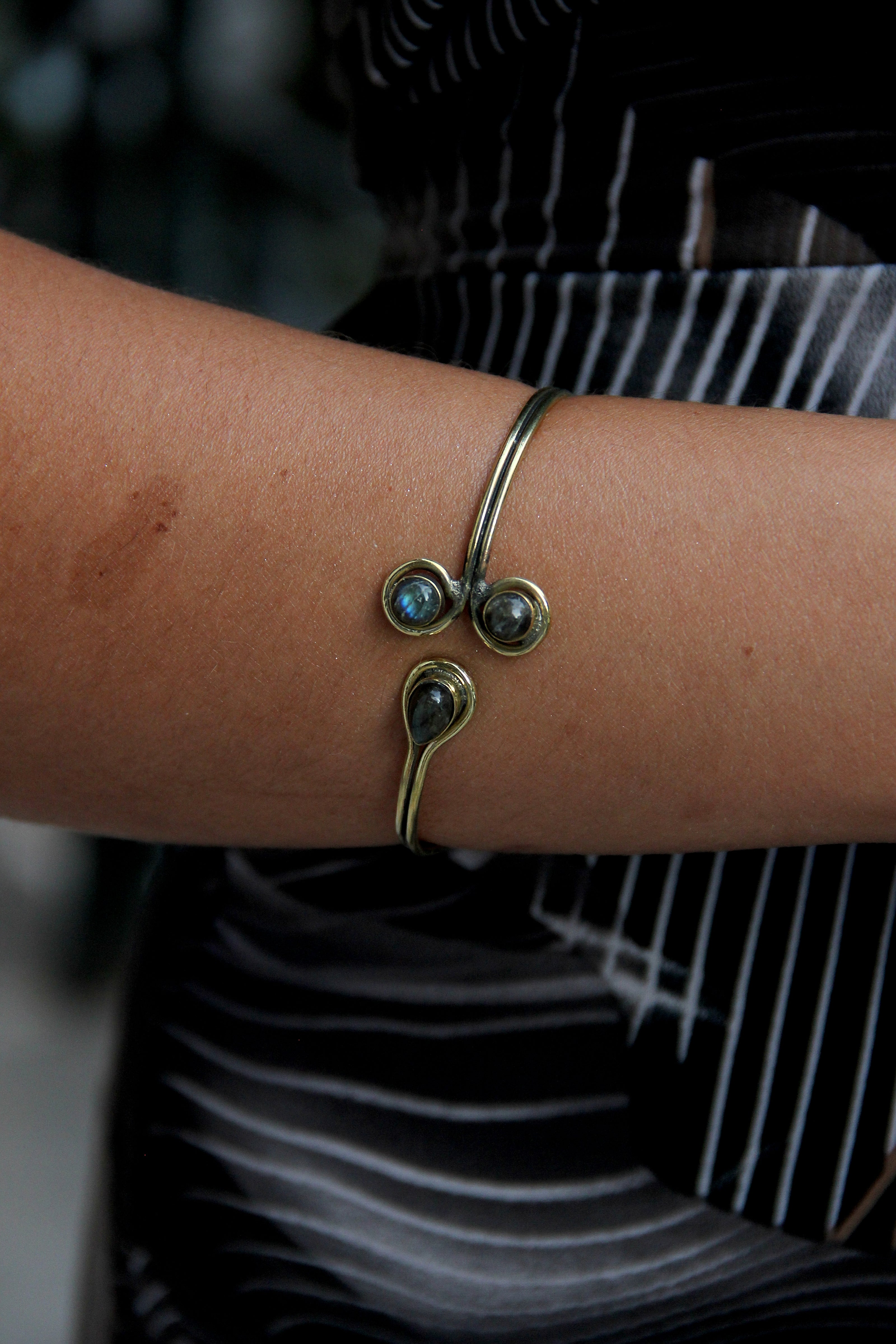 Stunning gold toned brass bracelet (grey stones)