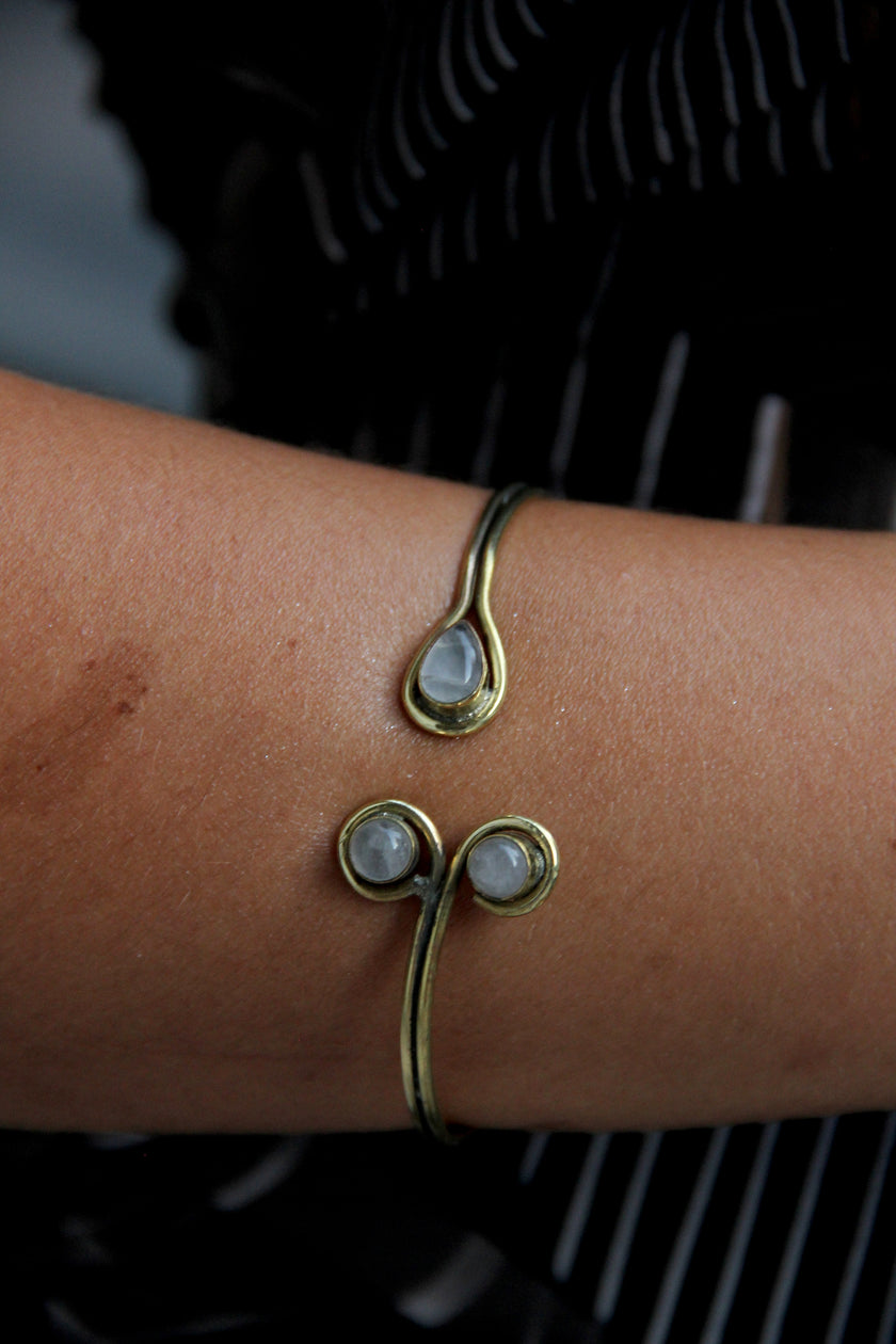Stunning gold brass toned blacelet (whote stones)