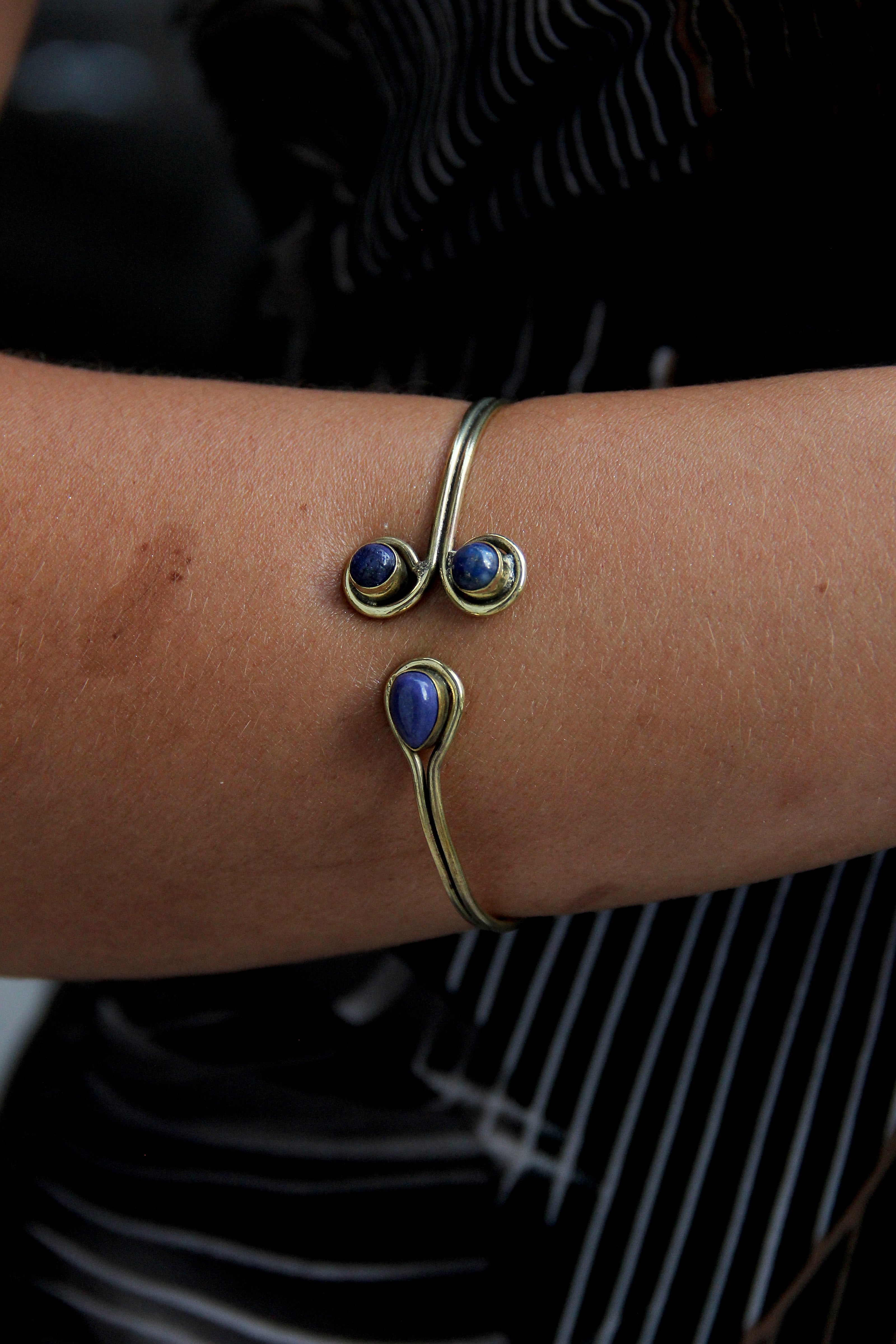 Stunning gold toned brass bracelet (blue stones)
