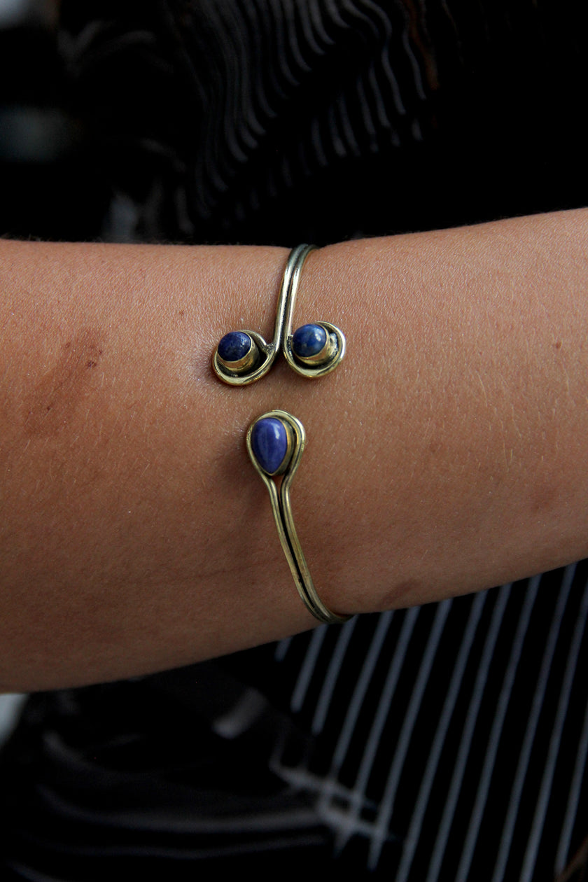 Stunning gold toned brass bracelet (blue stones)