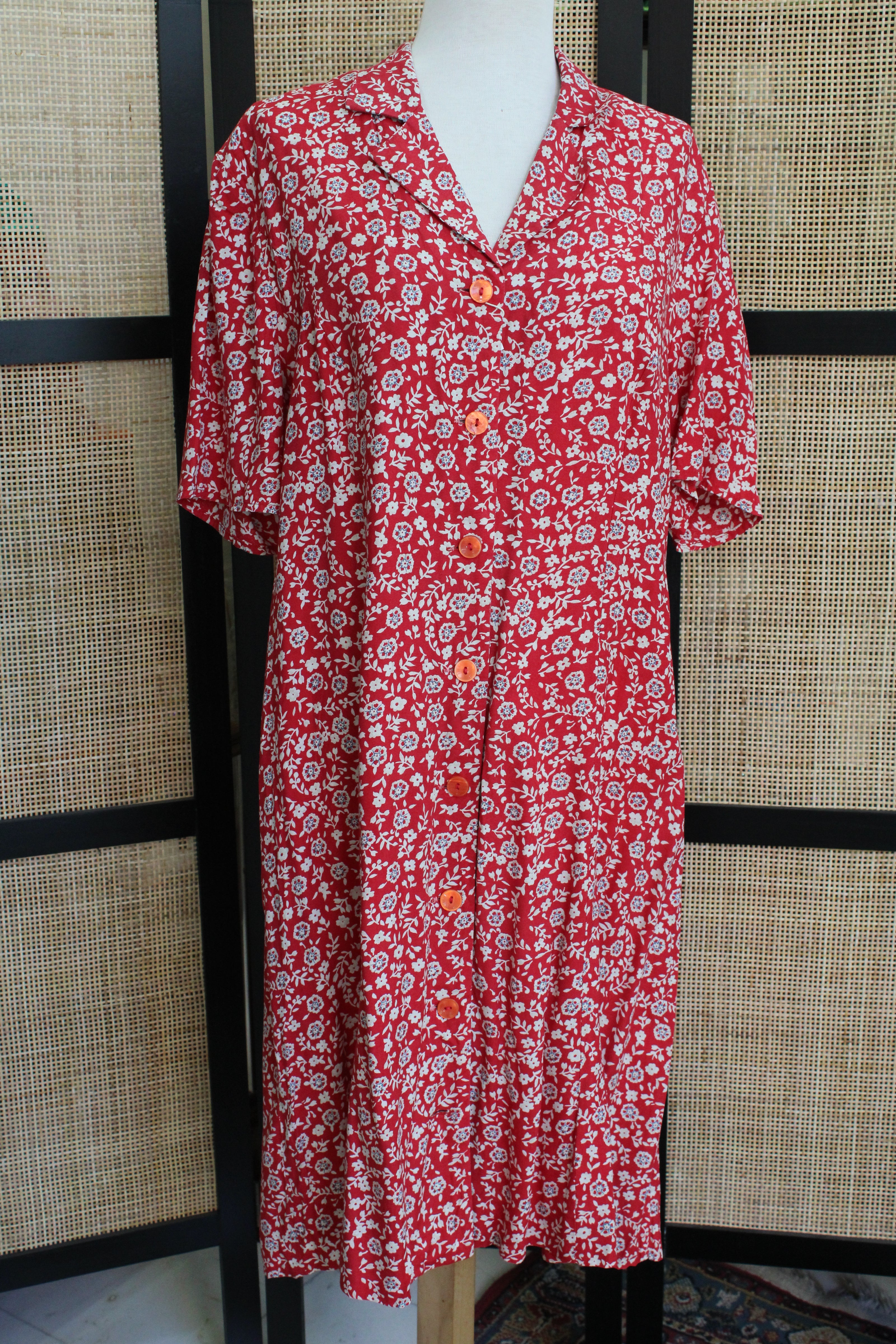 Vintage 90s Red Floral Button-Up Dress – White Ditsy Print with Notched Collar & Short Sleeves