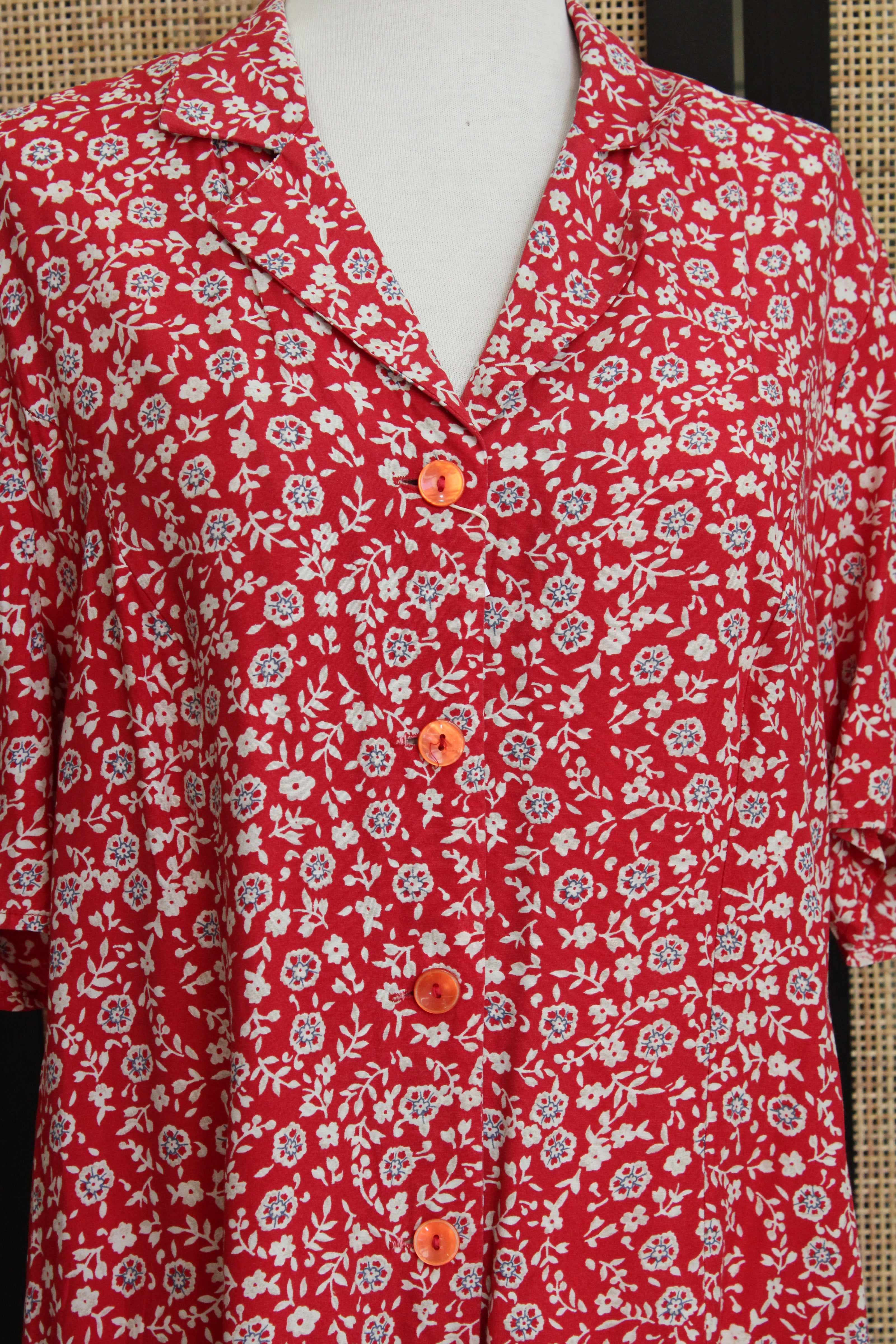 Vintage 90s Red Floral Button-Up Dress – White Ditsy Print with Notched Collar & Short Sleeves