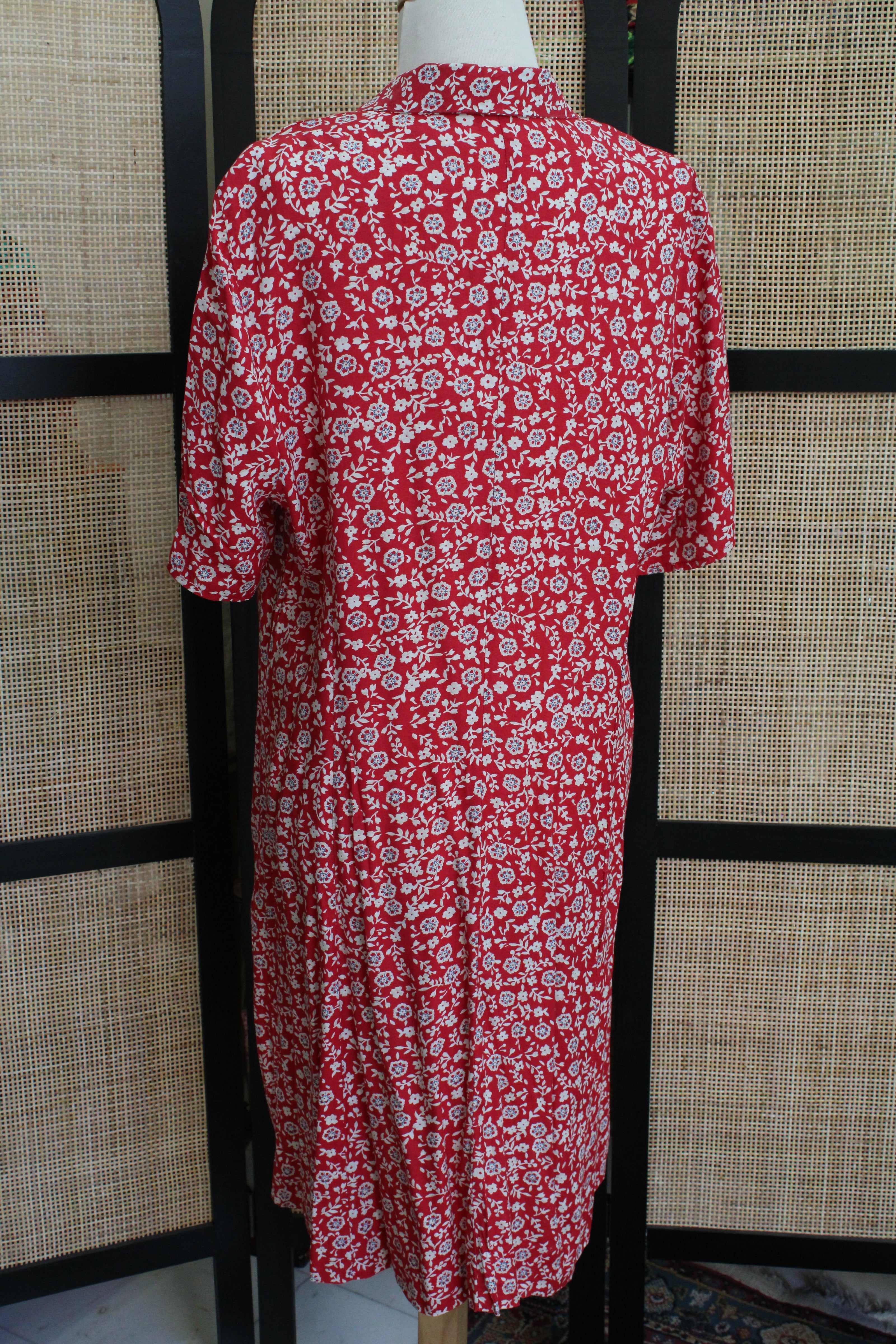 Vintage 90s Red Floral Button-Up Dress – White Ditsy Print with Notched Collar & Short Sleeves