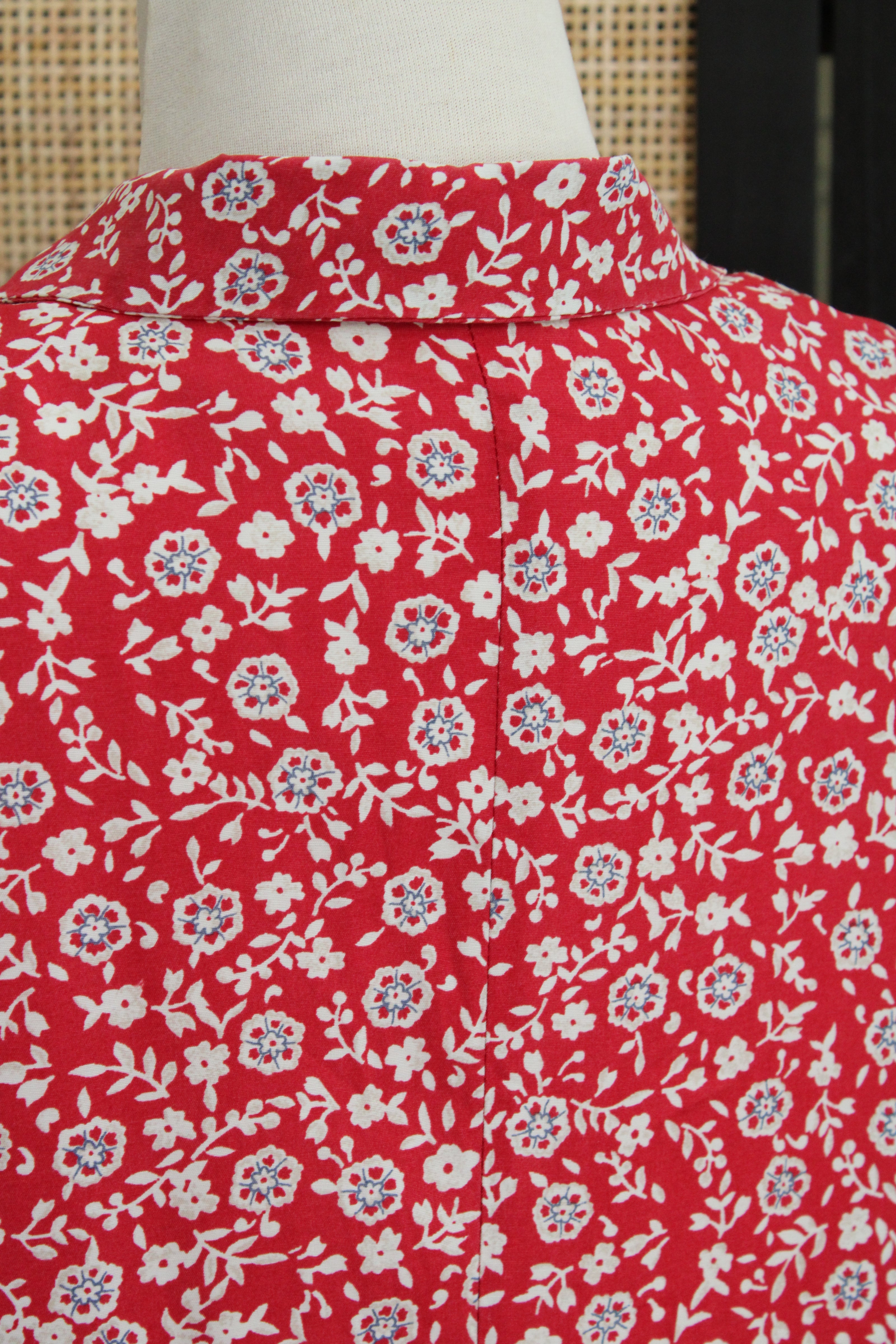 Vintage 90s Red Floral Button-Up Dress – White Ditsy Print with Notched Collar & Short Sleeves