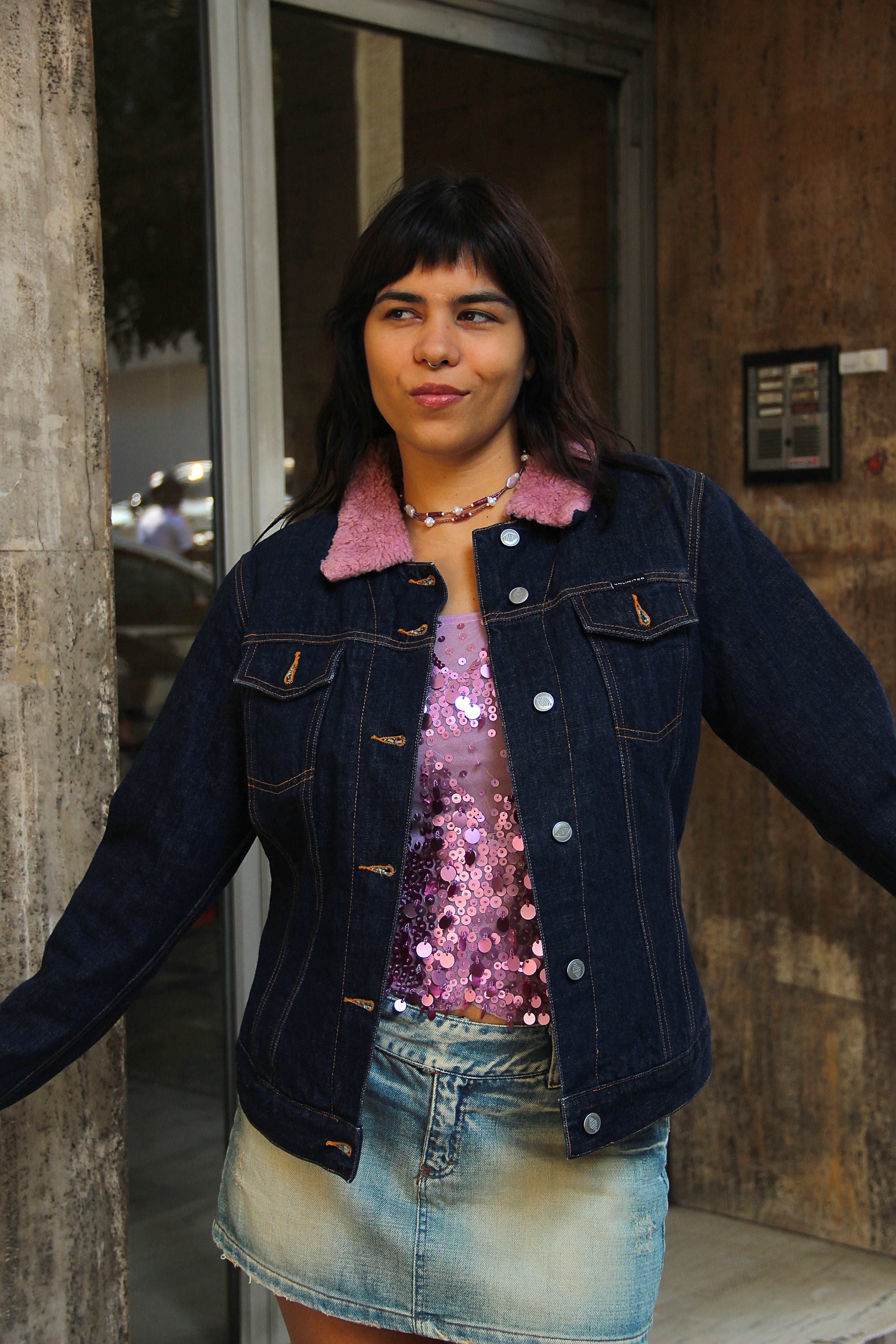 Stunning dark wash denim jacket with pink sherpa lining (M)