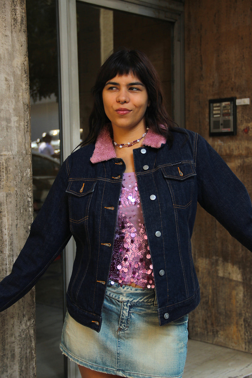 Stunning dark wash denim jacket with pink sherpa lining (M)