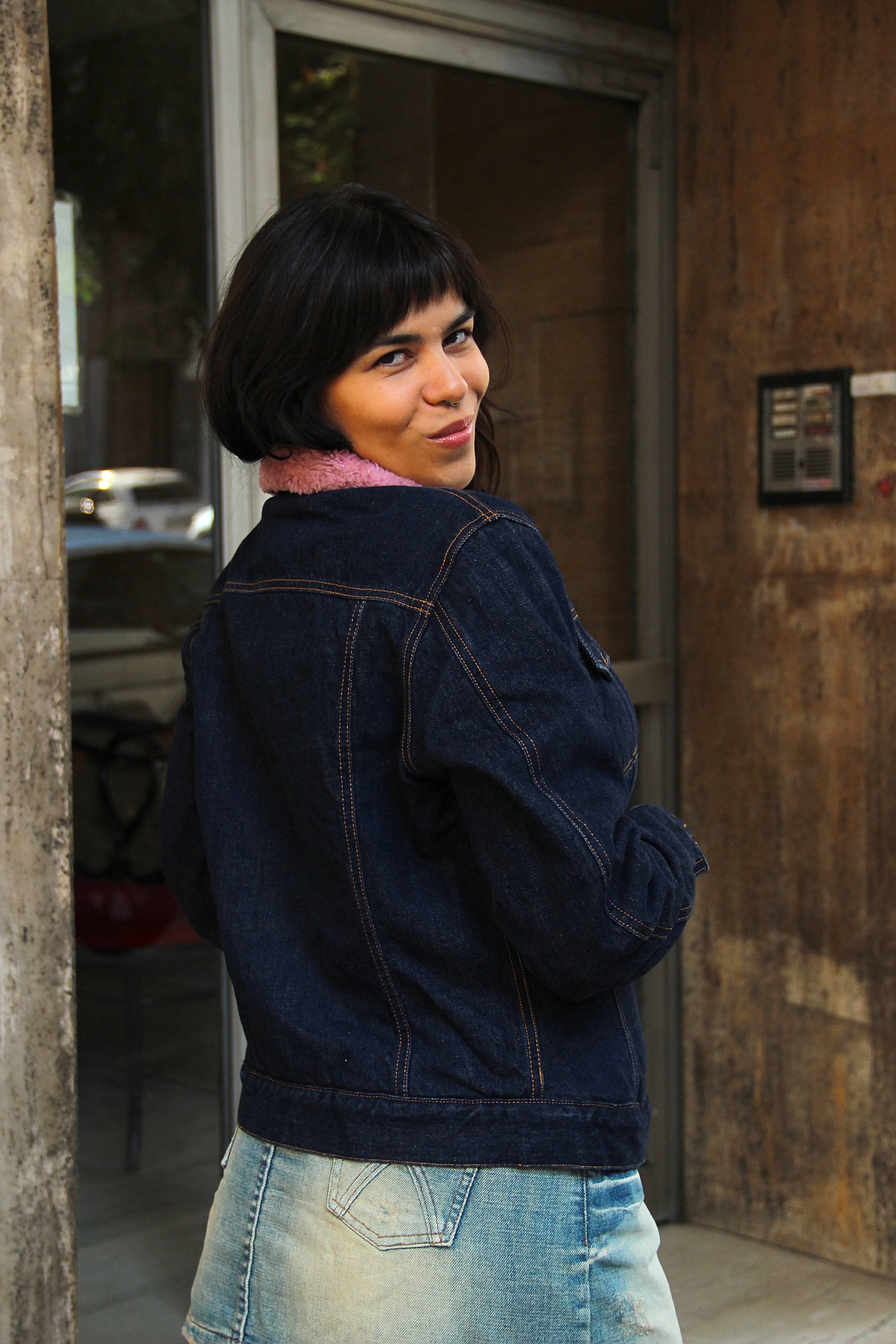 Stunning dark wash denim jacket with pink sherpa lining (M)