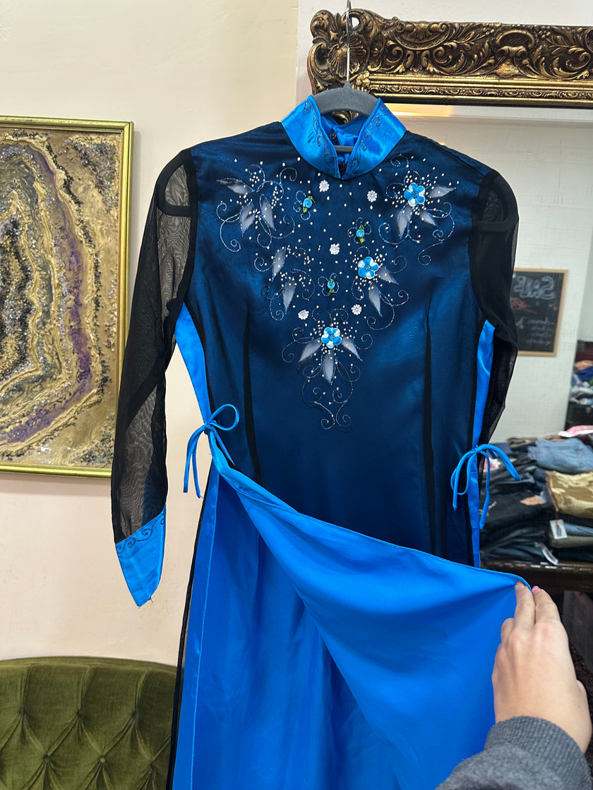 Stunning 100% silk Ao Dai traditional Vietnamese dress with high slits on the sides