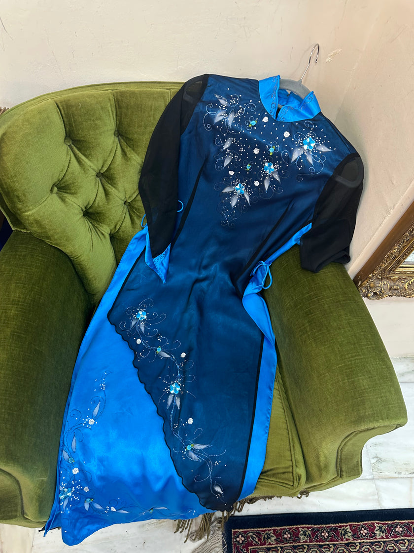 Stunning 100% silk Ao Dai traditional Vietnamese dress with high slits on the sides