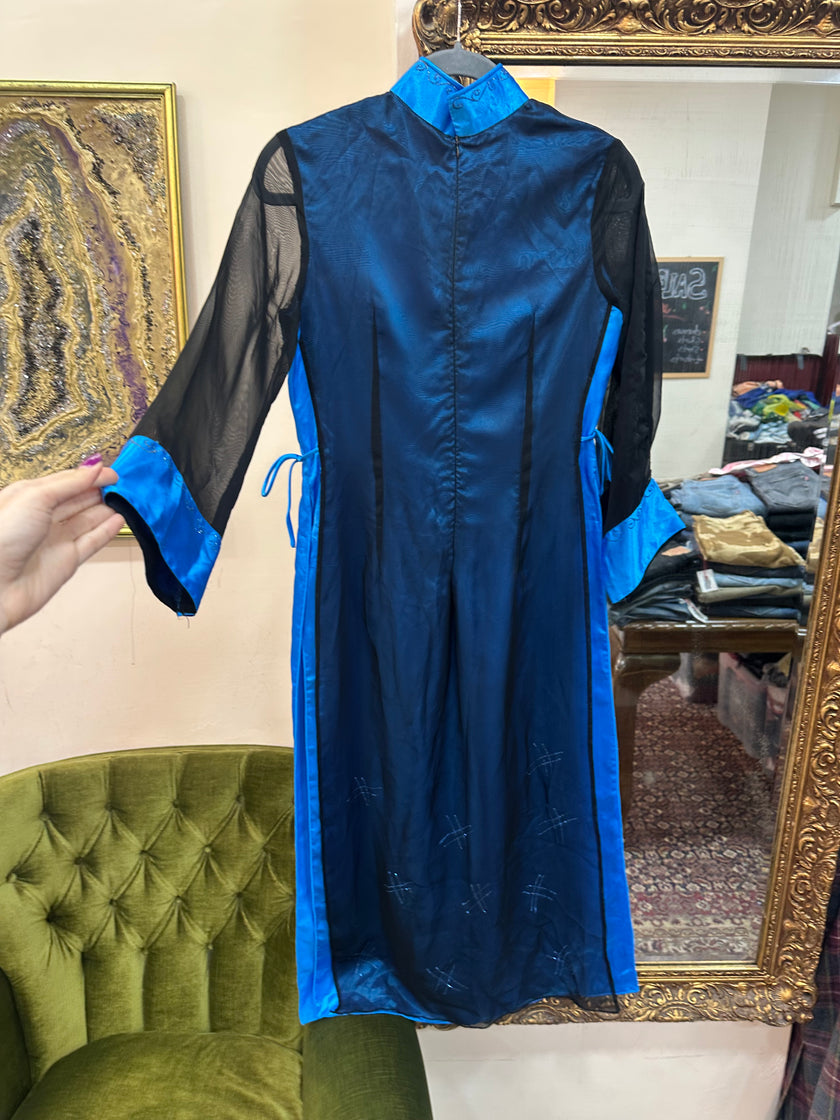 Stunning 100% silk Ao Dai traditional Vietnamese dress with high slits on the sides