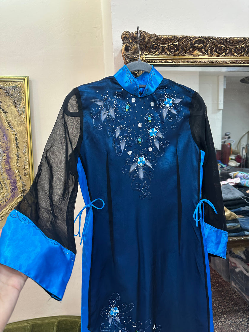 Stunning 100% silk Ao Dai traditional Vietnamese dress with high slits on the sides