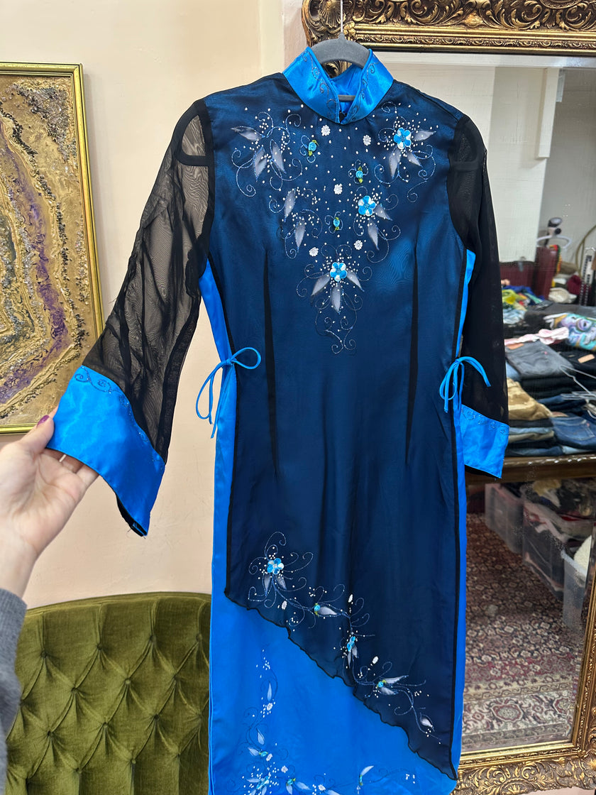 Stunning 100% silk Ao Dai traditional Vietnamese dress with high slits on the sides