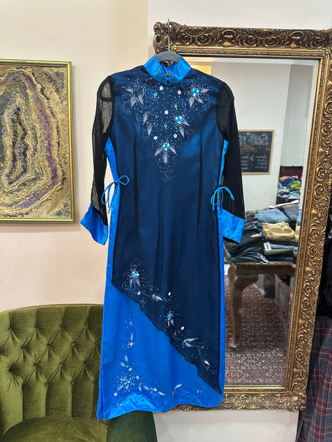 Stunning 100% silk Ao Dai traditional Vietnamese dress with high slits on the sides