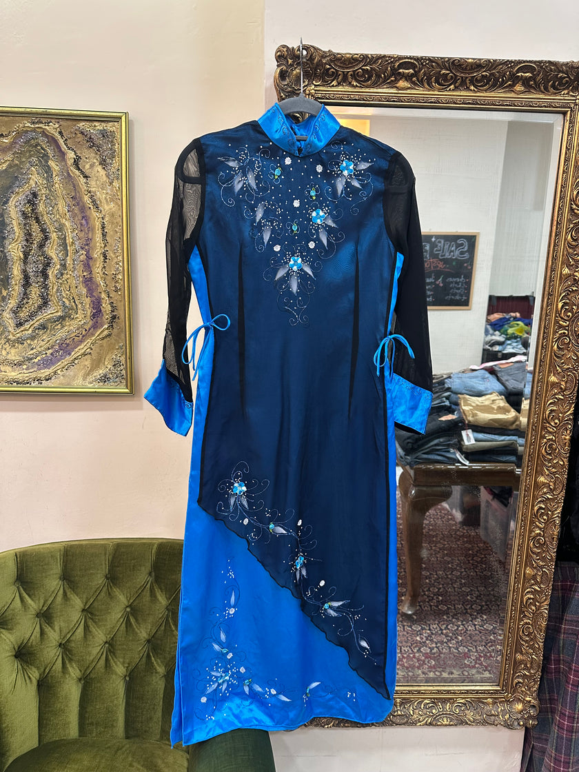 Stunning 100% silk Ao Dai traditional Vietnamese dress with high slits on the sides